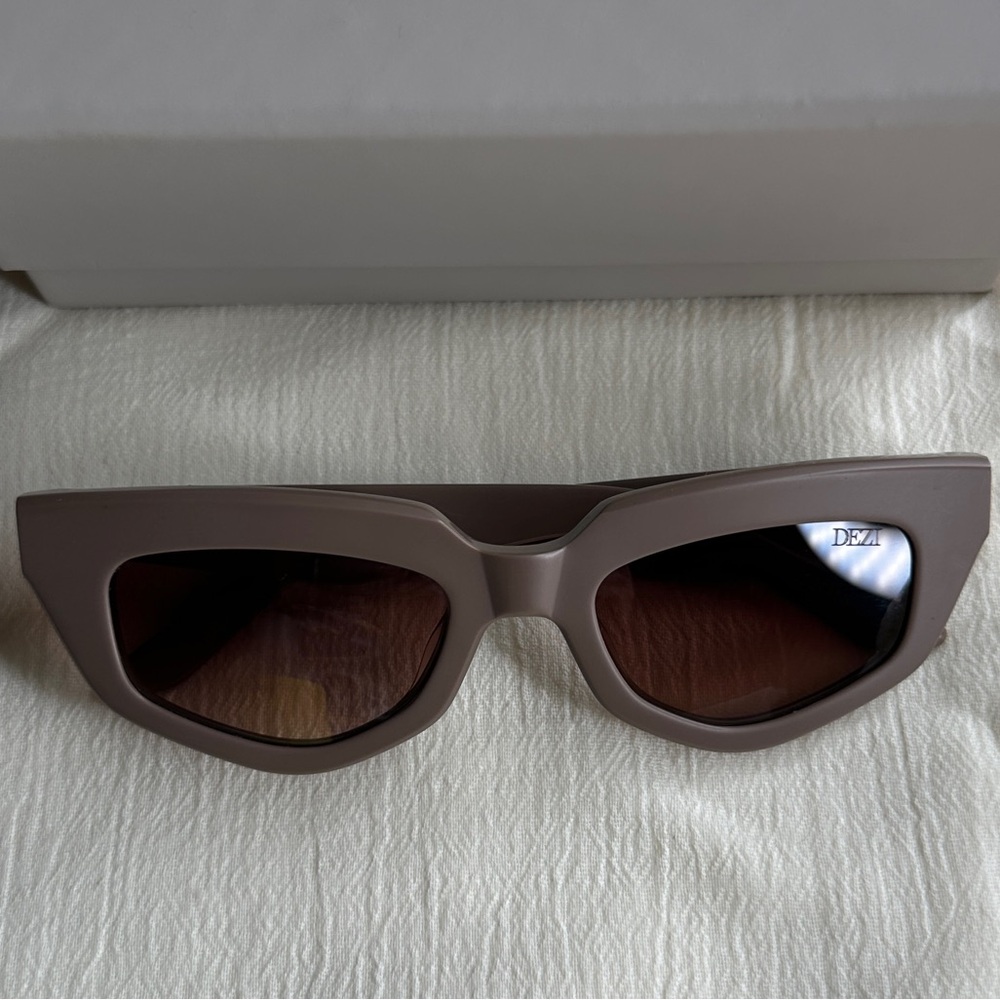 Dezi ‘On Read’ Women's Matte Stone Sunglasses - Picture 8 of 8